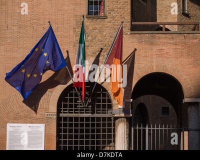 Le bandiere sono a volare su un vecchio edificio, Europa, Italia Foto Stock