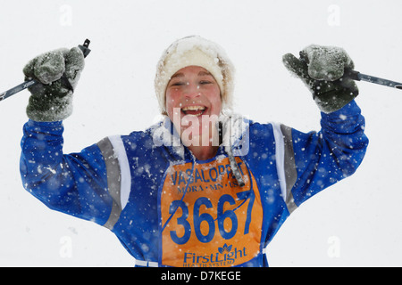 Un cross country sciatore celebra vicino al traguardo della Mora Vasaloppet gara - Minnesota, Stati Uniti d'America. Foto Stock