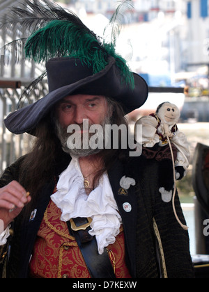 Uomo vestito da pirata al Brixham Pirate Festival, Devon, Regno Unito Foto Stock