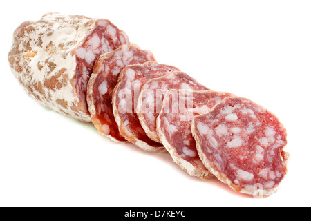 Fette di salsiccia Francese di fronte a uno sfondo bianco Foto Stock