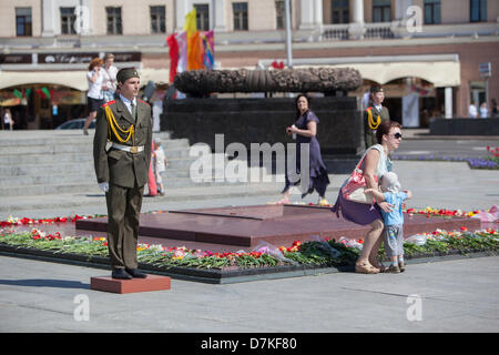 Minsk, Bielorussia. Il 9 maggio 2013. Guardia d'onore al Guard-Post #1 sul luogo della vittoria a Minsk, Bielorussia, nel giorno della vittoria. Maggio 9, 2013 Credit: Alex Potemkin / Alamy Live News Foto Stock