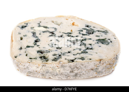 Pezzo di formaggio blu fourme d'Ambert davanti a uno sfondo bianco Foto Stock