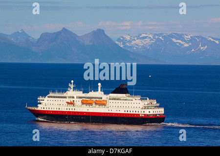 Nave passeggeri crociera lungo la costa norvegese nei pressi di Isole Lofoten Foto Stock