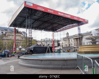 Trafalgar Square, Londra, Regno Unito, 9 maggio 2013 - costruzione dell'Eurolega Fan Zone, un libero, festival all'aperto per la pallacanestro e non-basket fan che avrà su Trafalgar Square per tre giorni, dal 10 maggio al 12th. Questo festival accompagna l'Eurolega le quattro finali che viene riprodotto al O2 a Greenwich. Credito: Stephen Chung/Alamy Live News Foto Stock