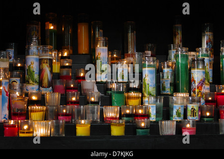 Candele votive in una chiesa cattolica nella città di Panama, Panama. Foto Stock