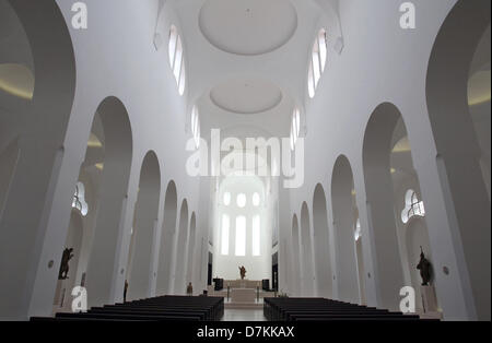 La riprogettata storico San Moritz chiesa è raffigurato in Augsburg, Germania, 07 maggio 2013. La chiesa, alcune parti del quale sono quasi mille anni, è bianco lucido dopo la sua refubishments. Foto: KARL-JOSEF HILDENBRAND Foto Stock