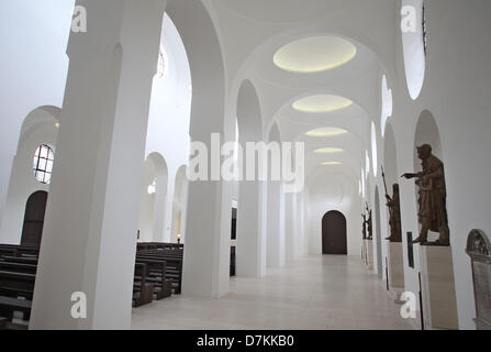 La riprogettata storico San Moritz chiesa è raffigurato in Augsburg, Germania, 07 maggio 2013. La chiesa, alcune parti del quale sono quasi mille anni, è bianco lucido dopo la sua refubishments. Foto: KARL-JOSEF HILDENBRAND Foto Stock