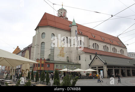 La riprogettata storico San Moritz chiesa è raffigurato in Augsburg, Germania, 07 maggio 2013. La chiesa, alcune parti del quale sono quasi mille anni, è bianco lucido dopo la sua refubishments. Foto: KARL-JOSEF HILDENBRAND Foto Stock