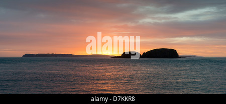 Tramonto sull'isola di Rathlin nel nord costa irlandese Foto Stock