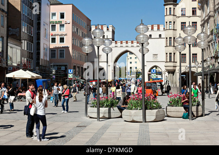 Area pedonale, Karlstor gate, estremità occidentale della Neuhauser Strasse, Monaco di Baviera, Baviera Germania Foto Stock