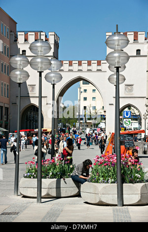 Area pedonale, Karlstor gate, estremità occidentale della Neuhauser Strasse, Monaco di Baviera, Baviera Germania Foto Stock