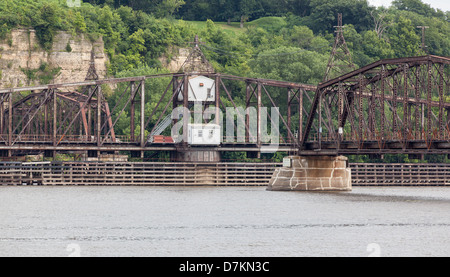 Fiume Mississippi treno ponte di collegamento in Illinois e nello Iowa. Il ponte aperto nel 1868, si apre al centro per il traffico fluviale. Foto Stock