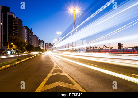 Il semaforo a Beira Mar Norte Avenue alla sera. Foto Stock