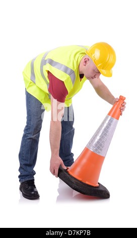 Lavoratore edile che definisce un cono stradale isolato su bianco Foto Stock