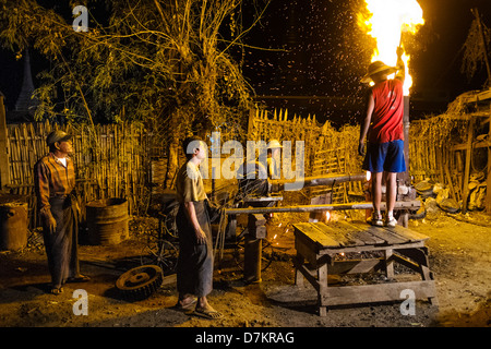 Colata di metallo, Nyaung Shwe, Myanmar Foto Stock