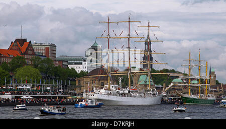 Amburgo, Germania. Il 9 maggio 2013. Impressioni della 824th compleanno del porto di Amburgo 2013, Germania. Credito: Wibke Woyke/Alamy Live News Foto Stock