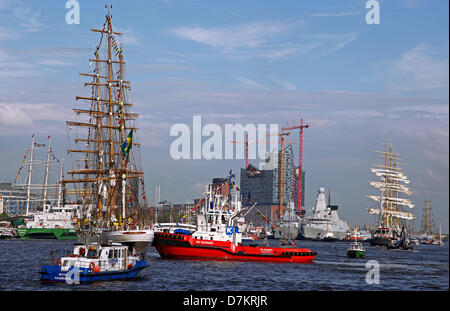 Amburgo, Germania. Il 9 maggio 2013. Impressioni della 824th compleanno del porto di Amburgo 2013, Germania. Credito: Wibke Woyke/Alamy Live News Foto Stock