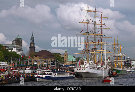 Amburgo, Germania. Il 9 maggio 2013. Impressioni del 824. Il compleanno del porto di Amburgo 2013, Germania. Credito: Wibke Woyke/Alamy Live News Foto Stock