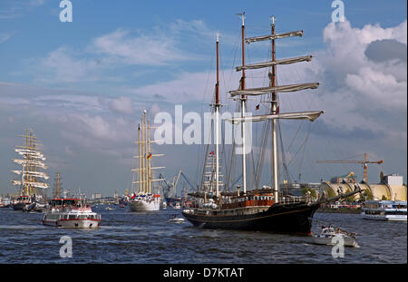 Amburgo, Germania. Il 9 maggio 2013. Impressioni del 824. Il compleanno del porto di Amburgo 2013, Germania. Credito: Wibke Woyke/Alamy Live News Foto Stock