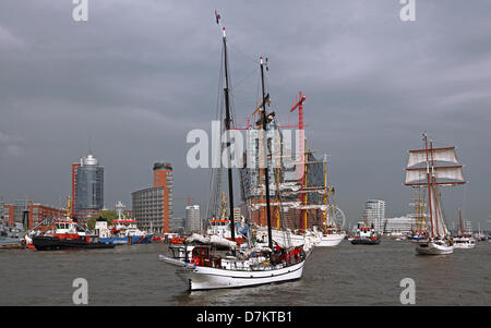 Amburgo, Germania. Il 9 maggio 2013. Impressioni del 824. Il compleanno del porto di Amburgo 2013, Germania. Credito: Wibke Woyke/Alamy Live News Foto Stock