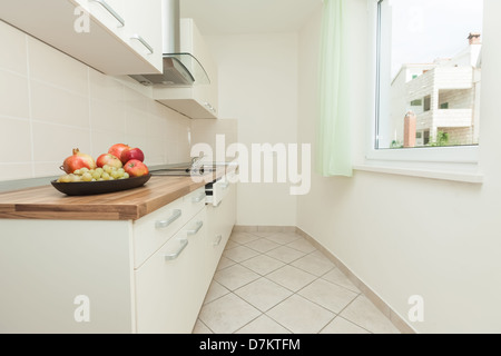 Moderna e luminosa cucina in casa interno Foto Stock