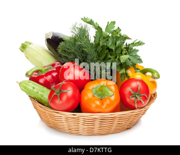 Fresche e mature le verdure nel cestello. Isolato su sfondo bianco Foto Stock