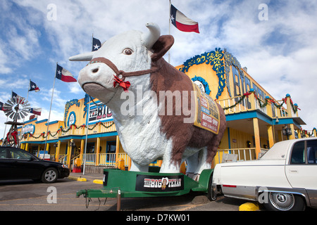 Un enorme mucca al di fuori della Big Texan Steak Ranch in Amarillo Texas USA Foto Stock