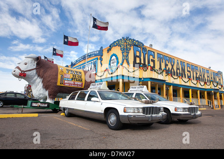 Una limousine parcheggiata fuori Big Texan Steak Ranch in Amarillo Texas USA Foto Stock