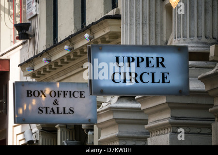 LONDRA, Regno Unito - 06 MAGGIO 2013: Cartelli fuori dal London Palladium Theatre di Argyll Street Foto Stock