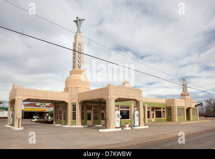 Recentemente ristrutturato il U-Drop Inn/Torre Conoco Gas Station sulla storica Route 66 in Shamrock, Texas, Stati Uniti d'America. Foto Stock