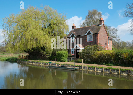 Una casa dal fiume Wey, navigazione tra Guildford e Godalming Surrey, Inghilterra. Foto Stock