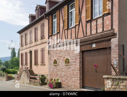 Casa tradizionale facciata in Mittelbergheim, un villaggio di una regione in Francia denominato Alsazia Foto Stock