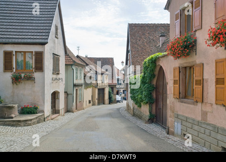 Scenario di strada in Mittelbergheim, un villaggio di una regione in Francia denominato Alsazia Foto Stock