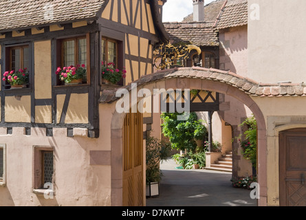 Dettagli architettonici di una casa in Mittelbergheim, un villaggio di una regione in Francia denominato Alsazia Foto Stock