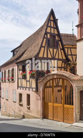 Casa in legno e muratura in Mittelbergheim, un villaggio di una regione in Francia denominato Alsazia Foto Stock