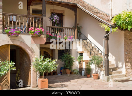 Cortile interno di una casa in Mittelbergheim, un villaggio di una regione in Francia denominato Alsazia Foto Stock