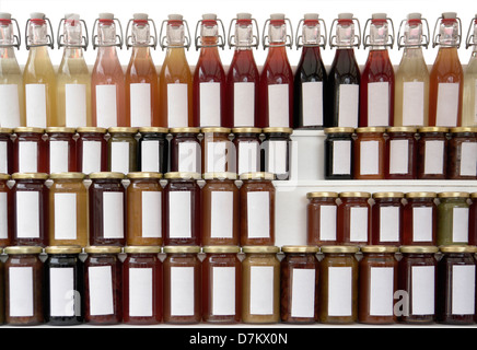 Un sacco di preservare i bicchieri e bottiglie riempite con contenuti colorati Foto Stock