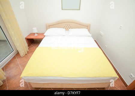 Moderna e luminosa camera da letto interni in stile mediterraneo Foto Stock