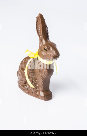 Un cioccolato coniglietto di pasqua isolato su uno sfondo bianco. Una pasqua preferito. Foto Stock