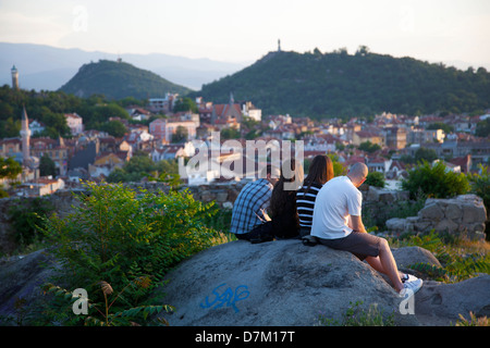 La Bulgaria, l'Europa, Plovdiv, turisti visualizzazione della Città Vecchia di Nebet Tepe, Preghiera Hill, il tramonto. Foto Stock