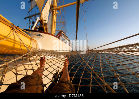 Giocando in bompresso netting in mare a bordo della Star Flyer, Costa Rica, Marzo 11, 2013. Foto Stock