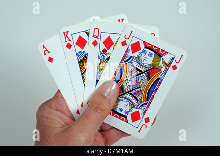Donna che mantiene le carte da gioco, Ace, Re, Regina e jack di diamanti, Inghilterra, Regno Unito, Europa occidentale. Foto Stock