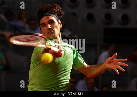 09.05.2013 Madrid, Spagna. Roger Federer gioca un diretti a Kei Nishikori del Giappone durante il gioco tra Kei Nishikori del Giappone e Roger Federer durante il giorno sette del Madrid Open da La Caja Magica. Credit: Azione Plus immagini di sport/Alamy Live News Foto Stock