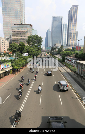 Luce su Jalan Thamrin in direzione sud nel centro di Jakarta, Indonesia Foto Stock