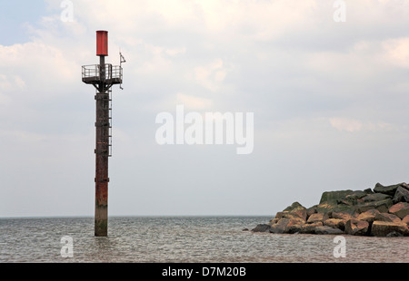 Una vista di un marcatore di post per un reef artificiale a Eccles-su-Mare vicino mare Palling, Norfolk, Inghilterra, Regno Unito. Foto Stock