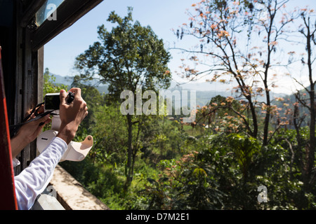 Scattare una foto dalla finestra del treno vicino a Ella, Sri Lanka Foto Stock