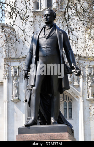 Londra, Inghilterra, Regno Unito. Statua (1877: Matthew Noble) di Sir Robert Peel (1788-1850) in piazza del Parlamento Foto Stock