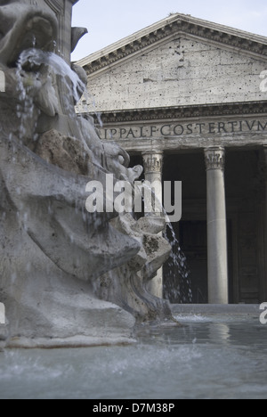 Il Pantheon di Roma con la famosa fontana Foto Stock