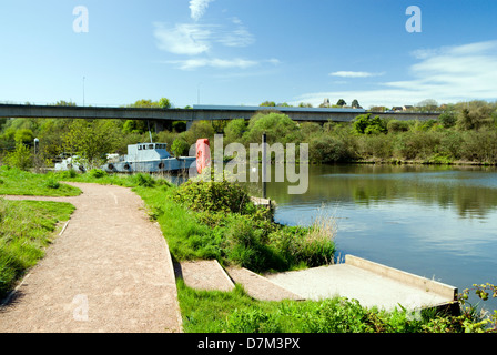 Barche ormeggiate sul fiume ely, oltre a Ely trail, grangetown, Cardiff, Galles, UK. Foto Stock