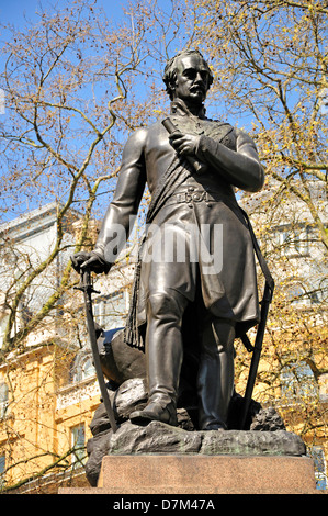 Londra, Inghilterra, Regno Unito. Statua (1871: Matthew Noble) di Sir James Outram (1803-63) Victoria Embankment Gardens Foto Stock